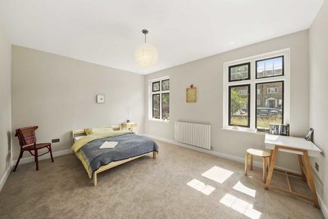 3 bedroom flat for sale, Ryecroft Road, London SW16