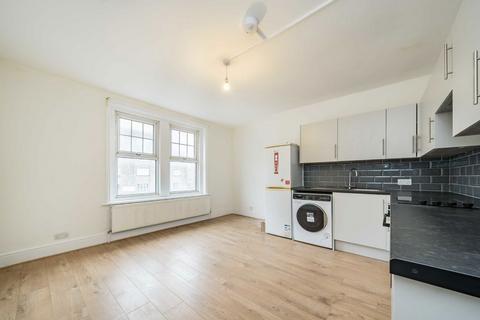 2 bedroom flat to rent, Streatham High Road, London SW16