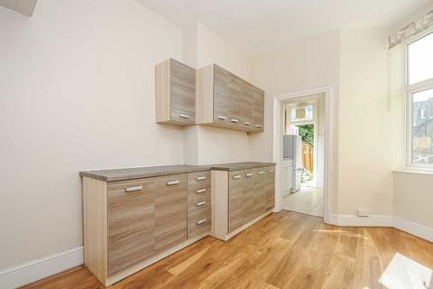 4 bedroom house to rent, Cricklade Avenue, London SW2