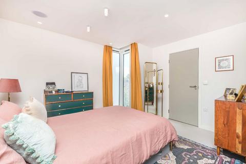 2 bedroom flat for sale, Brixton Hill, London SW2