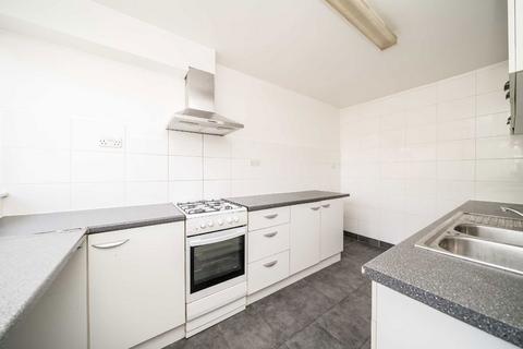 3 bedroom flat for sale, Gaywood Close, London SW2