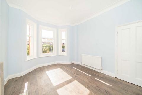 2 bedroom flat for sale, Hillside Road, London SW2