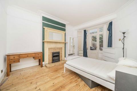 4 bedroom house to rent, Cricklade Avenue, London SW2