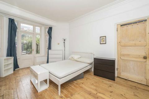 4 bedroom house to rent, Cricklade Avenue, London SW2