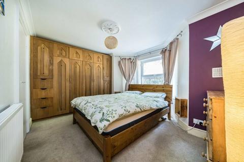 3 bedroom flat to rent, Drewstead Road, London SW16