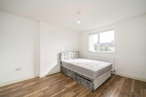 3 bedroom flat to rent, New Barns Avenue, Mitcham CR4