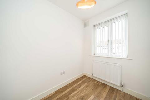 3 bedroom flat to rent, New Barns Avenue, Mitcham CR4