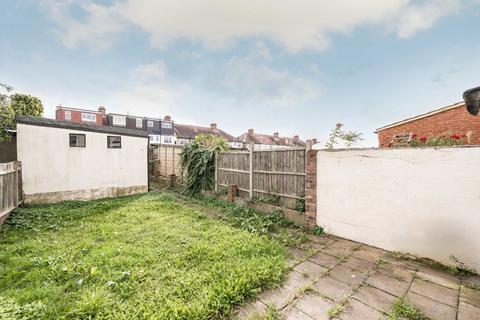 3 bedroom flat to rent, New Barns Avenue, Mitcham CR4