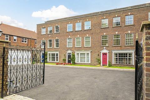 3 bedroom terraced house for sale, Lower Hampton Road, Sunbury-On-Thames TW16