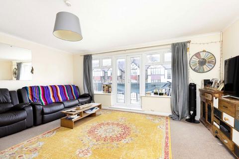 3 bedroom flat for sale, Avenue Parade, Sunbury-On-Thames TW16