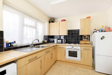 3 bedroom flat for sale, Avenue Parade, Sunbury-On-Thames TW16