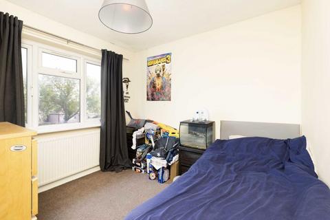 3 bedroom flat for sale, Avenue Parade, Sunbury-On-Thames TW16