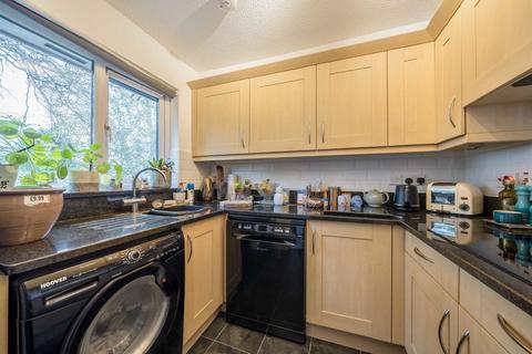 2 bedroom maisonette for sale, Benwell Court, Sunbury-On-Thames TW16