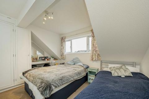 2 bedroom maisonette for sale, Benwell Court, Sunbury-On-Thames TW16