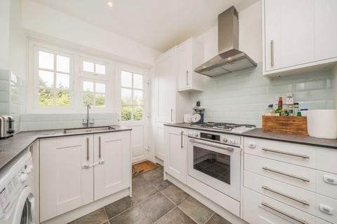 2 bedroom flat for sale, Portsmouth Road, Thames Ditton KT7