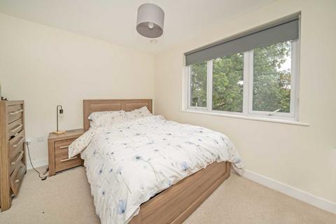 2 bedroom flat for sale, Hythe Road, Surbiton KT6