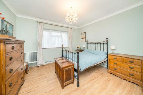 2 bedroom flat for sale, Uxbridge Road, Kingston Upon Thames KT1