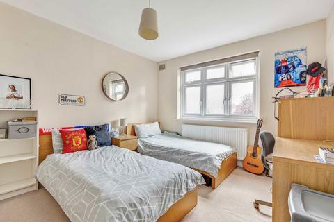 10 Fairmead, Surbiton, KT5 9BA