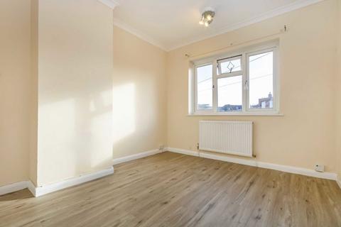 3 bedroom terraced house to rent, Fullers Way North, Surbiton KT6