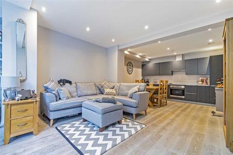 2 bedroom flat for sale, The Causeway, Teddington TW11