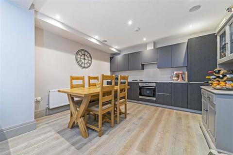 2 bedroom flat for sale, The Causeway, Teddington TW11