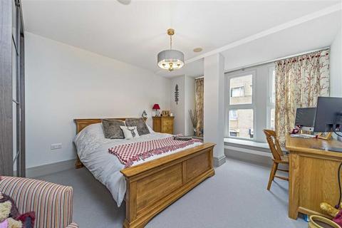 2 bedroom flat for sale, The Causeway, Teddington TW11