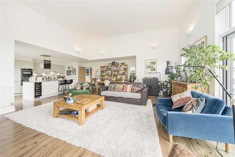 2 bedroom flat for sale, Southcott Road, Teddington TW11