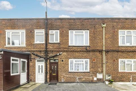 3 bedroom maisonette to rent, Tolworth Broadway, Surbiton KT6