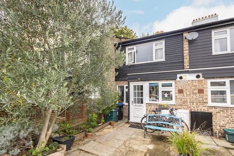 2 bedroom terraced house to rent, Iris Close, Surbiton KT6