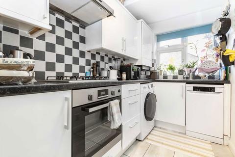 2 bedroom terraced house to rent, Iris Close, Surbiton KT6