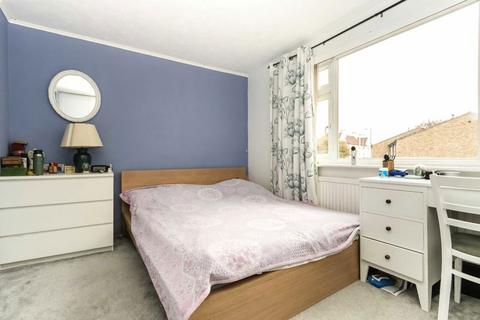 2 bedroom terraced house to rent, Iris Close, Surbiton KT6