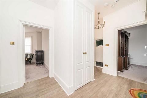 3 bedroom flat to rent, Gloucester Road, Teddington TW11