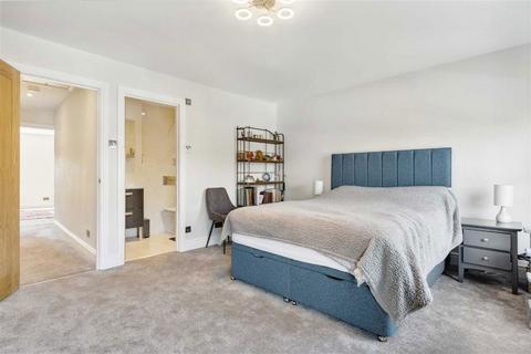 5 Chadwick Close, Teddington, TW11 9BH