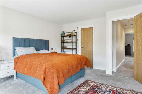 5 Chadwick Close, Teddington, TW11 9BH