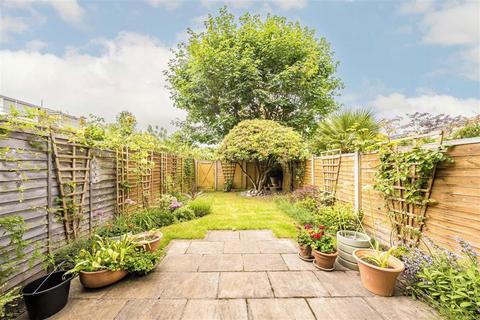 5 Chadwick Close, Teddington, TW11 9BH