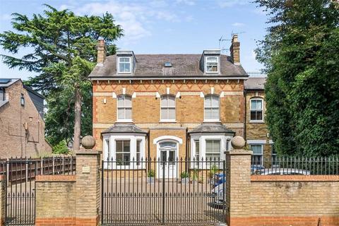 2 bedroom flat for sale, Hampton Road, Teddington TW11