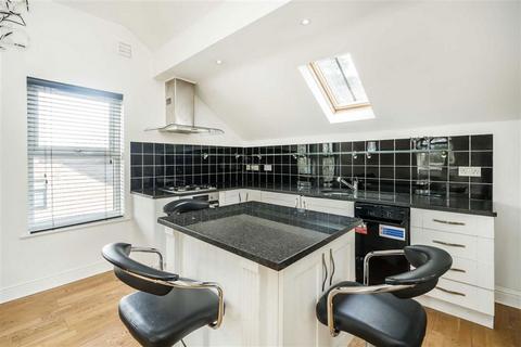 2 bedroom flat for sale, Hampton Road, Teddington TW11