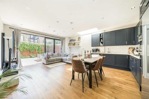 3 bedroom maisonette for sale, Fairlight Road, London SW17