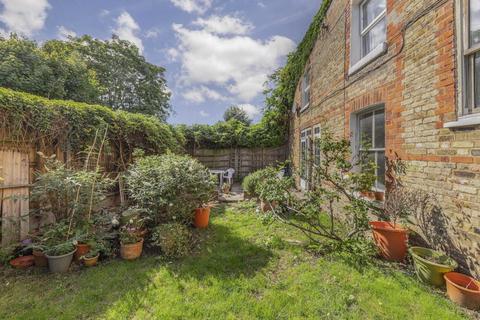 3 bedroom maisonette for sale, Sellincourt Road, London SW17