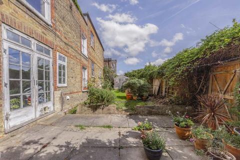 3 bedroom maisonette for sale, Sellincourt Road, London SW17