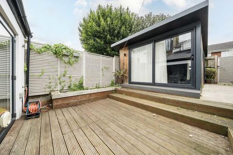 2 bedroom flat for sale, Smallwood Road, London SW17