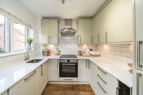 2 bedroom flat for sale, St. Benedicts Close, London SW17