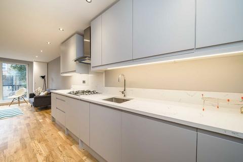 2 bedroom flat for sale, Coverton Road, London SW17