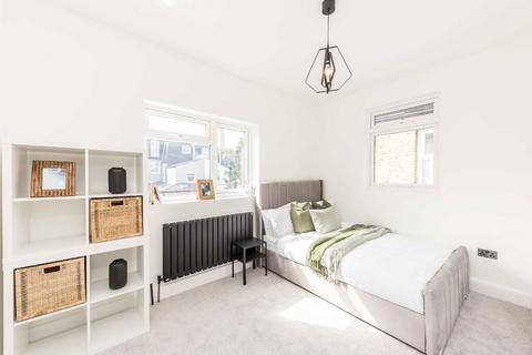 2 bedroom flat for sale, Fairlight Road, London SW17