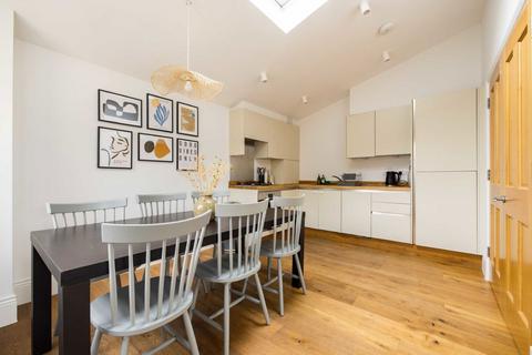 3 bedroom maisonette for sale, Tooting High Street, London SW17