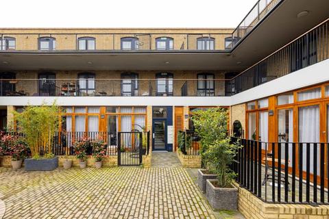 3 bedroom maisonette for sale, Tooting High Street, London SW17