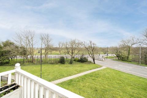 3 bedroom flat for sale, Macmillan Way, London SW17