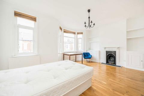 3 bedroom flat for sale, Lucien Road, London SW17