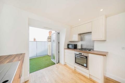 3 bedroom flat for sale, Lucien Road, London SW17