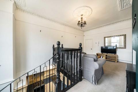 2 bedroom flat for sale, Trinity Road, London SW17